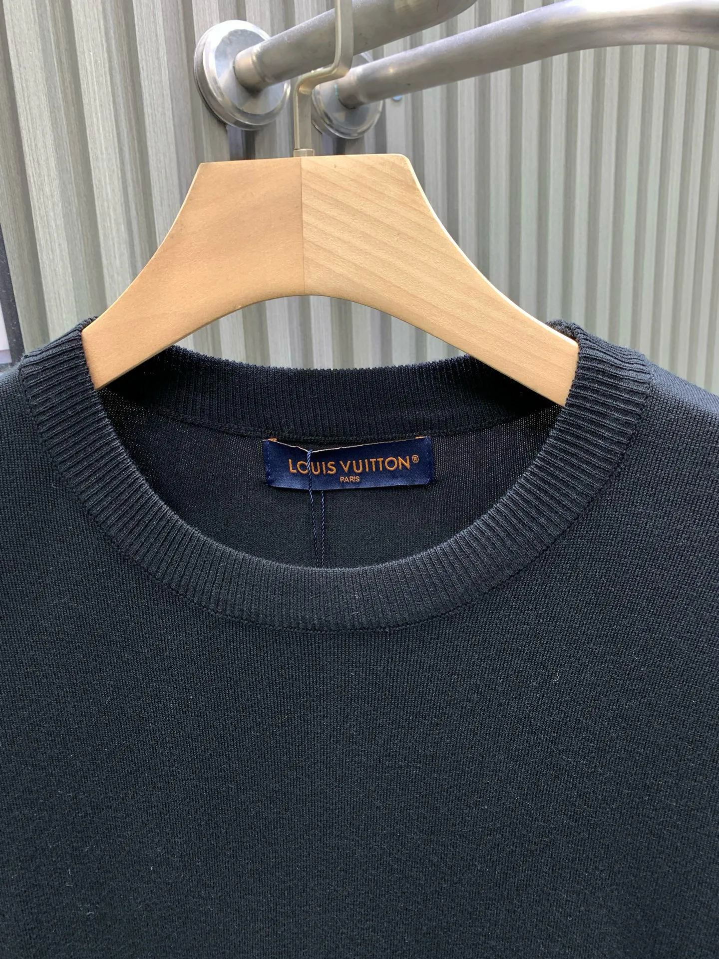 🅿️290 🀄️ Louis Vuitton Louis Vuitton 2025 new style hot diamond knitted short sleeves ⚠️Original purchase ¥18,650 Fine needle cotton knitting Standard version #Imported fine yarn wool fabric piece 14s fine needle siro spinning technology is used to make the fabric piece. Fine yarn is used as the material. The imported material used is woven on a jacquard loom imported from Germany. This technology makes the yarn more uniform and smooth. Thereby increasing the comfort and durability of the fabric. Due to the use of high-quality yarn and advanced spinning technology, the texture of this sweater is very delicate and soft to the touch. It is made of linen embroidery thread combined with encrypted processing. The embroidery body has a subtle matte visual texture and the effect is three-dimensional and full. The smaller the rhinestone, the more sophisticated the requirements. It uses imported materials and is more flexible and glossy than ordinary rhinestones. The stitches are clear and smooth and have a three-dimensional texture effect. Its version design has some unique features such as concise lines. The fitted cut and signature neckline are both comfortable and durable, while also accentuating the wearer's neck. It can show off the wearer's wrist lines and add a sense of sophistication and neatness.